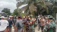 TNTN Memanas, Warga Gelar Aksi Tolak Pembangunan Posko Satgas PKH, Baliho Dirusak dan Material Dihamburkan ke Jalan! TNTN Memanas, Warga Gelar Aksi Tolak Pembangunan Posko Satgas PKH, Baliho Dirusak dan Material Dihamburkan ke Jalan!